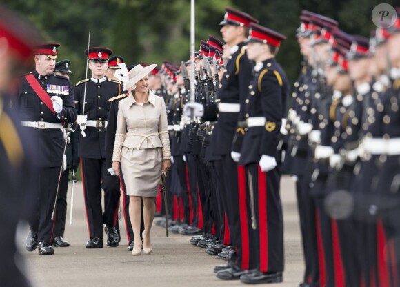 La comtesse Sophie de Wessex à l'Académie militaire royale de Sandhurst le 9 août 2013, représentant la reine Elizabeth II pour la Sovereign's Parade marquant la fin de la formation des cadets, devenant après 44 semaines de cursus officiers au grade de sous-lieutenant.