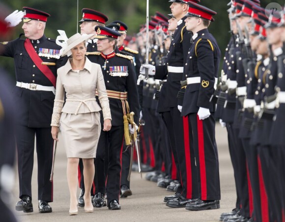 La comtesse Sophie de Wessex à l'Académie militaire royale de Sandhurst le 9 août 2013, représentant la reine Elizabeth II pour la Sovereign's Parade marquant la fin de la formation des cadets, devenant après 44 semaines de cursus officiers au grade de sous-lieutenant.