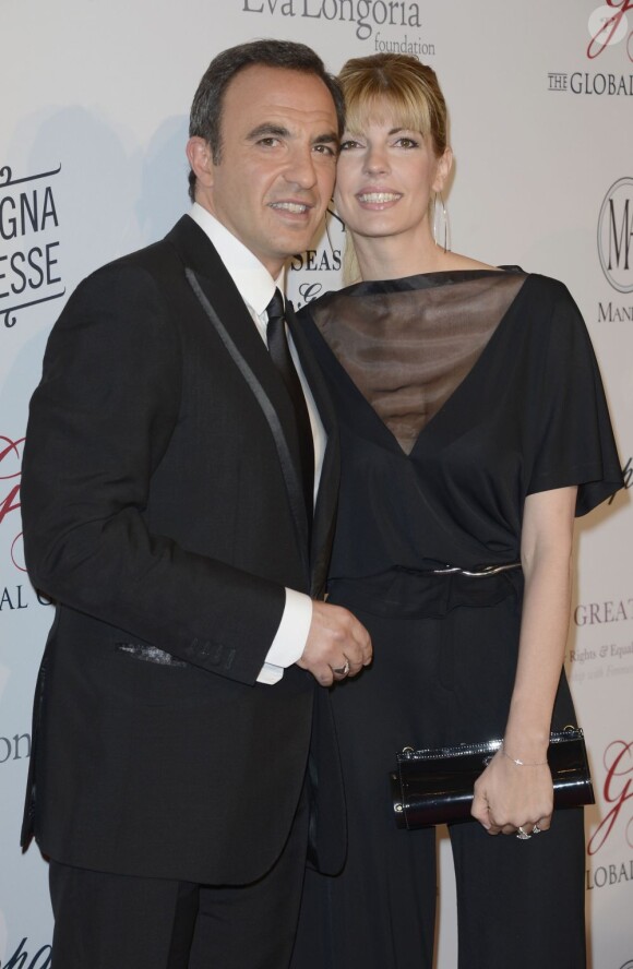 Nikos Aliagas au bras de sa compagne Tina Grigoriou à la 4e édition du "Global Gift Gala" à Paris, le 13 mai 2013.