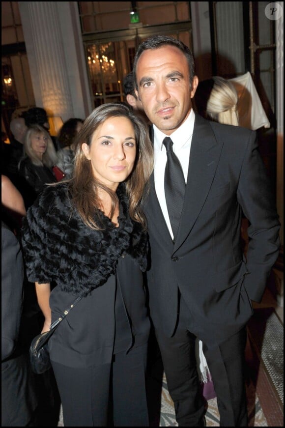 Nikos Aliagas et sa soeur Maria lors d'une soirée à l'hôtel Le Meurice, à Paris le 21 septembre 2009.