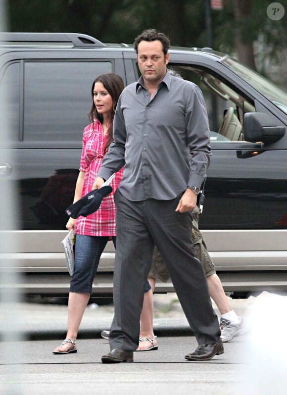 Vince Vaughn et sa femme Kyla (enceinte) sur le tournage de What you don't know, à Chicago le 30 juillet 2010.