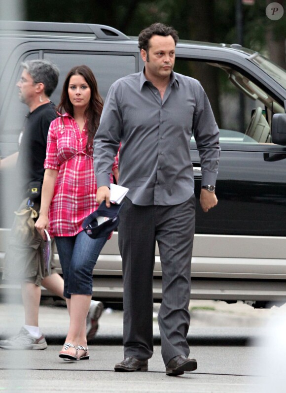 Vince Vaughn et sa femme Kyla (enceinte) sur le tournage de What you don't know, à Chicago le 30 juillet 2010.