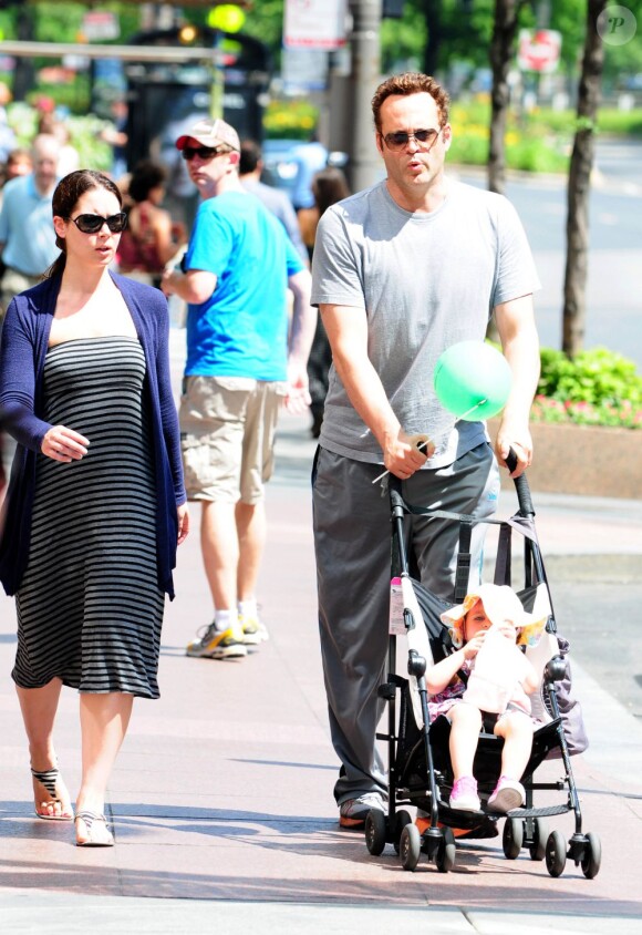 Vince Vaughn et sa femme Kyla Weber et leur fille Locklyn dans les rues de Los Angeles, le 25 juin 2012.