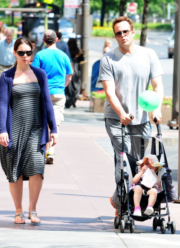 Vince Vaughn et son épouse Kyla Weber et leur fille Locklyn dans les rues de Los Angeles, le 25 juin 2012.