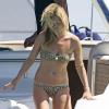 Kate Moss en bikini léopard sur un yacht avec son mari Jamie Hince, sa fille Lila Grace et quelques amis. Formentera, le 11 aout 2013.