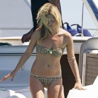 Kate Moss : Bronzette et baignade en bikini léopard avec famille et amis