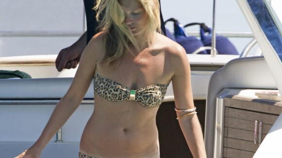 Kate Moss : Bronzette et baignade en bikini léopard avec famille et amis
