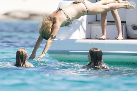 Petite baignade pour Kate Moss, accompagnée de son mari Jamie Hince, sa fille Lila Grace et quelques amis sur l'île de Formentera. Le 11 aout 2013.