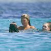 Petite baignade pour Kate Moss, accompagnée de son mari Jamie Hince, sa fille Lila Grace et quelques amis sur l'île de Formentera. Le 11 aout 2013.
