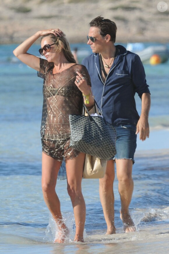 Kate Moss et son mari Jamie Hince poursuivent leurs vacances sur l'île de Formentera, le 11 aout 2013.