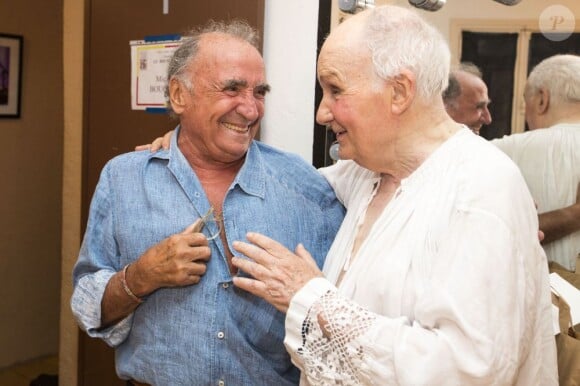 Claude Brasseur et Michel Bouquet de très joviale humeur après la représentation de la pièce Le Roi se meurt au Théâtre de Verdure du Festival de Ramatuelle le 11 août 2013