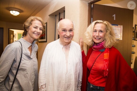 Charlotte Rampling, Michel Bouquet et Brigitte Fossey après la représentation de la pièce Le Roi se meurt au Théâtre de Verdure du Festival de Ramatuelle le 11 août 2013