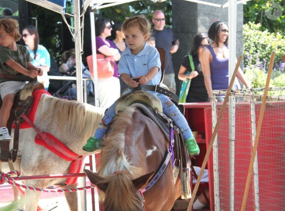 Selma Blair emmène son fils Arthur au Farmers Market, à Studio City, le 11 août 2013