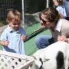 Selma Blair emmène son fils Arthur au Farmers Market, à Studio City, le 11 août 2013