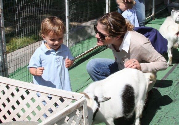 Selma Blair emmène son fils Arthur au Farmers Market, à Studio City, le 11 août 2013