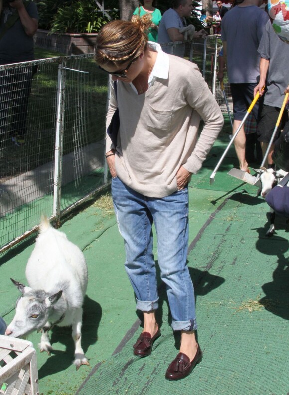 Selma Blair emmène son fils Arthur au Farmers Market, à Studio City, le 11 août 2013