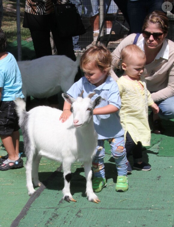 Selma Blair emmène son fils Arthur au Farmers Market, à Studio City, le 11 août 2013