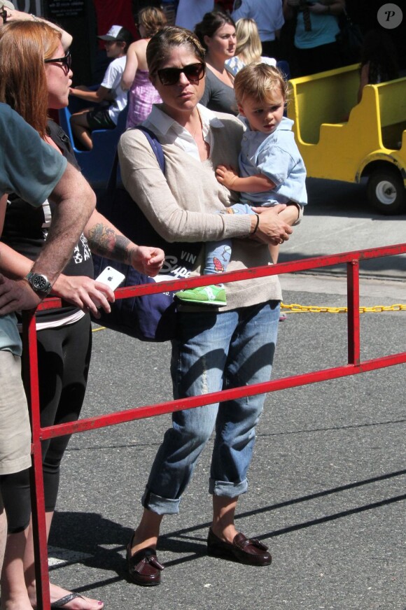 Selma Blair emmène son fils Arthur au Farmers Market, à Studio City, le 11 août 2013