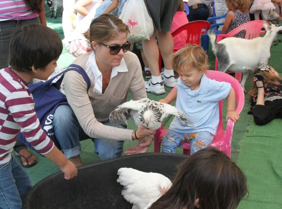 Selma Blair emmène son fils Arthur au Farmers Market, à Studio City, le 11 août 2013