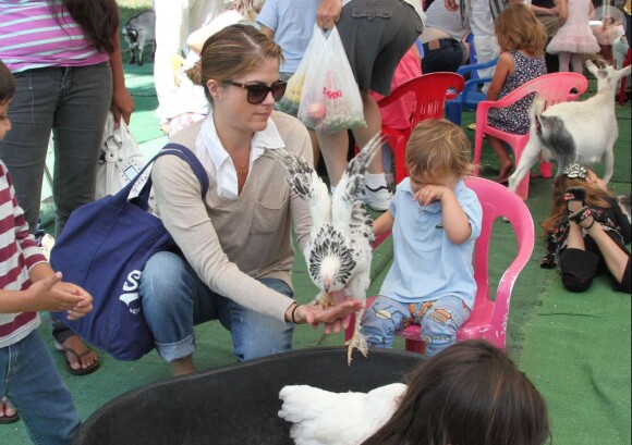 Selma Blair emmène son fils Arthur au Farmers Market, à Studio City, le 11 août 2013