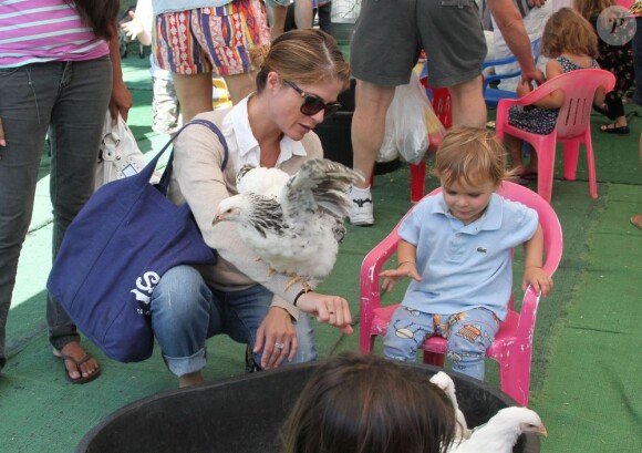 Selma Blair emmène son fils Arthur au Farmers Market, à Studio City, le 11 août 2013