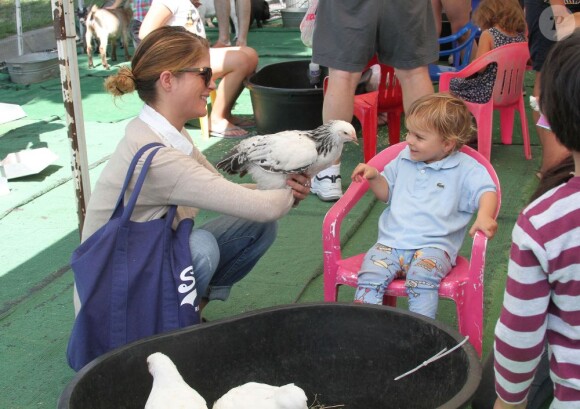 Selma Blair emmène son fils Arthur au Farmers Market, à Studio City, le 11 août 2013
