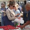 Selma Blair emmène son fils Arthur au Farmers Market, à Studio City, le 11 août 2013