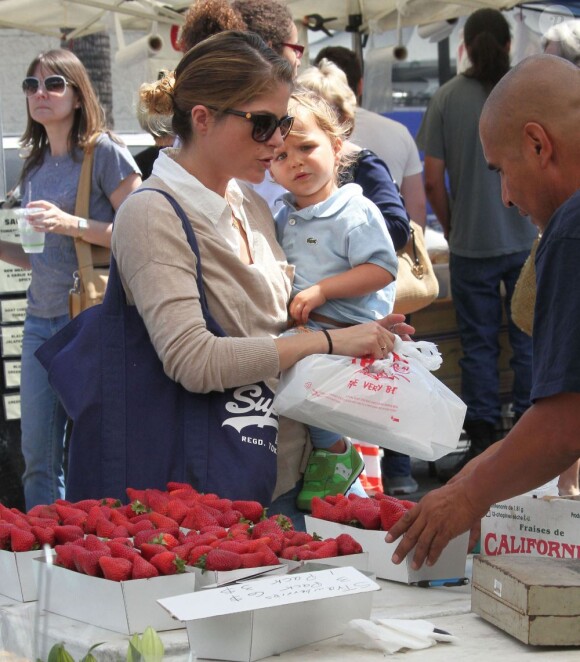 Selma Blair emmène son fils Arthur au Farmers Market, à Studio City, le 11 août 2013