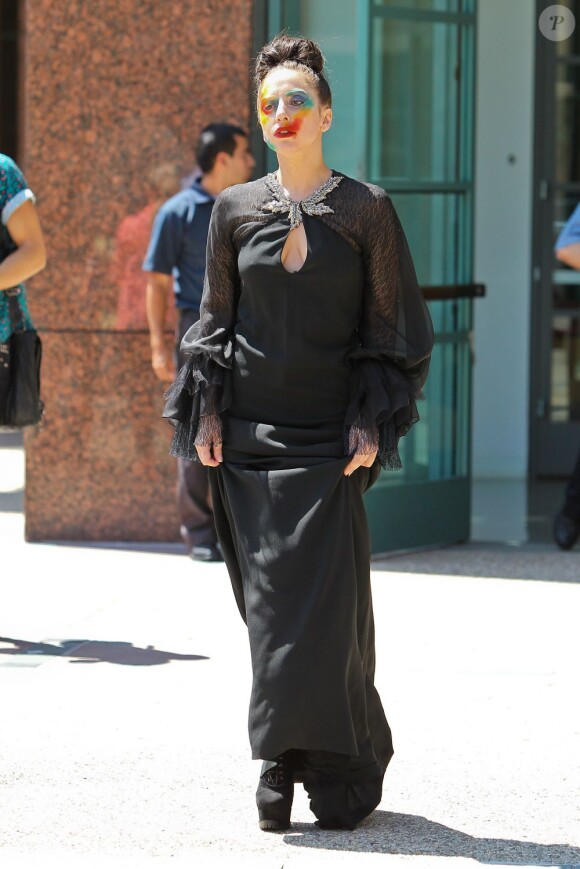Lady Gaga a fait une appparition remarquée sur le plateau de l'animateur Ryan Seacrest, à Los Angeles, le 12 août 2013.