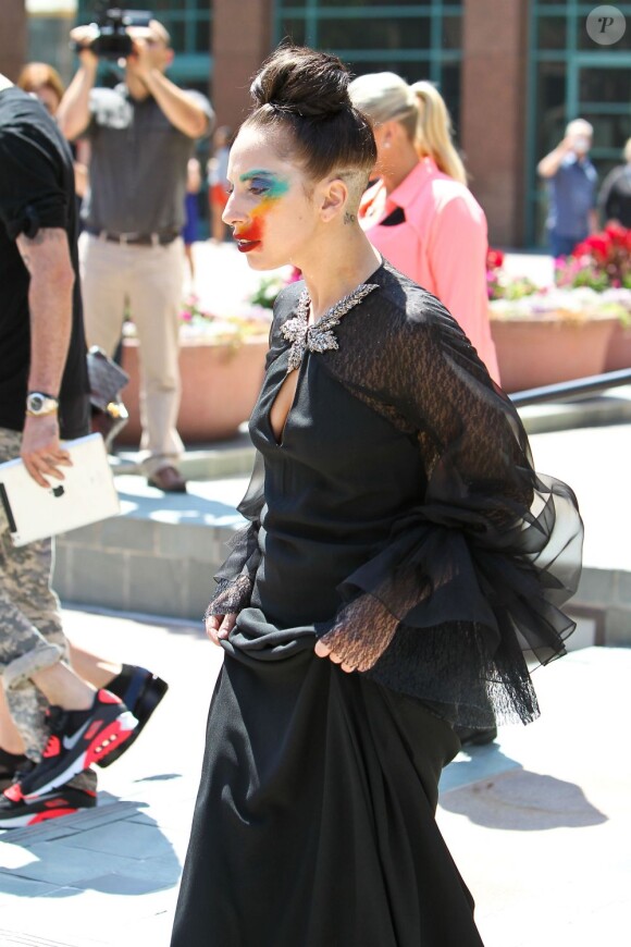 Lady Gaga a fait une apparition remarquée sur le plateau de l'animateur Ryan Seacrest, à Los Angeles, le 12 août 2013.