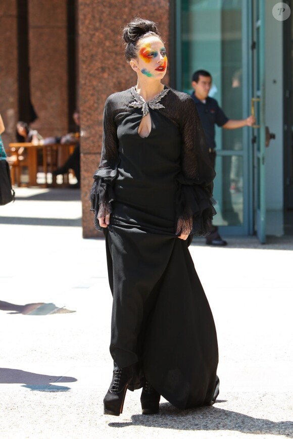 Lady Gaga a fait une apparition remarquée sur le plateau de l'animateur Ryan Seacrest, à Los Angeles, le 12 août 2013.