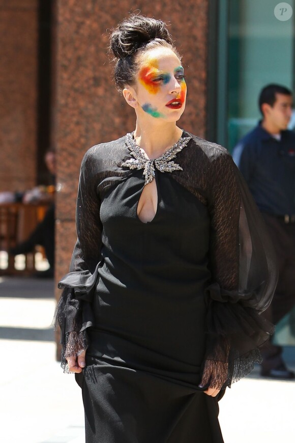 Lady Gaga a fait une apparition remarquée sur le plateau de l'animateur Ryan Seacrest, à Los Angeles, le 12 août 2013.