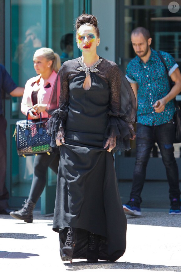 Lady Gaga a fait une apparition remarquée sur le plateau de l'animateur Ryan Seacrest, à Los Angeles, le 12 août 2013.