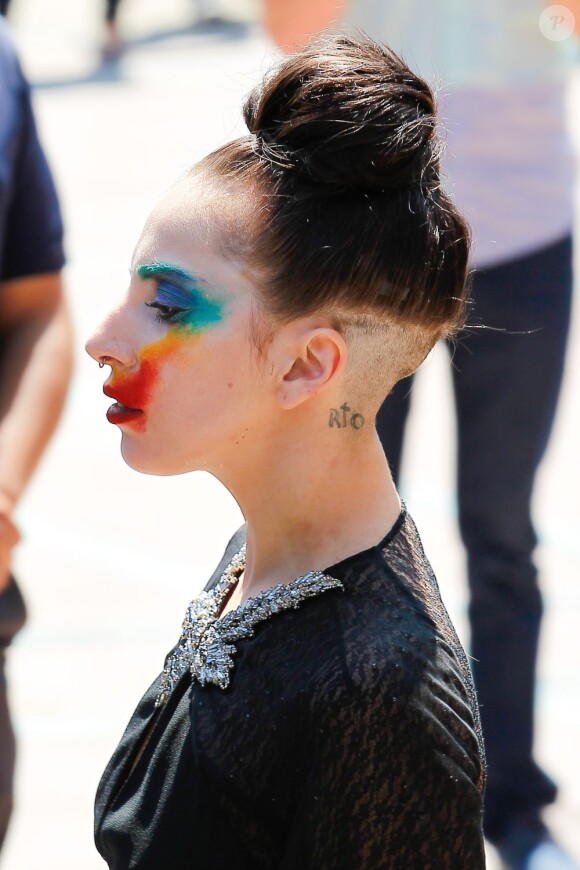 Lady Gaga a fait une apparition remarquée sur le plateau de l'animateur Ryan Seacrest, à Los Angeles, le 12 août 2013.
