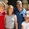 Jean-Pierre Castaldi avec sa femme Corinne et leurs enfants Giovanni et Paola au Parc Astérix, à Paris, le 18 juin 2005.