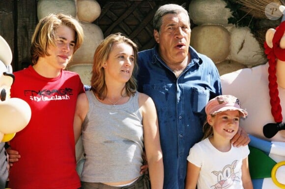 Jean-Pierre Castaldi avec sa femme Corinne et leurs enfants Giovanni et Paola au Parc Astérix, à Paris, le 18 juin 2005.