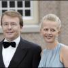 Friso et Mabel aux 40 ans de Willem-Alexander des Pays-Bas, le 1er septembre 2007 à Apeldoorn. Fils cadet de la princesse Beatrix, le prince Friso est mort le 12 août 2013 à 44 ans à La Haye, un an et demi après avoir sombré dans le coma suite à un accident de ski survenu en Autriche le 17 février 2012.