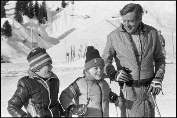 Le prince Claus fait du ski avec ses fils les princes Willem-Alexander et Friso à Lech, en Autriche, en 1979 ; 33 ans plus tard, Friso y sera pris dans une avalanche, tombera dans le coma. Il ne s'en réveillera pas. Fils cadet de la princesse Beatrix, le prince Friso est mort le 12 août 2013 à 44 ans à La Haye, un an et demi après avoir sombré dans le coma suite à un accident de ski survenu en Autriche le 17 février 2012.