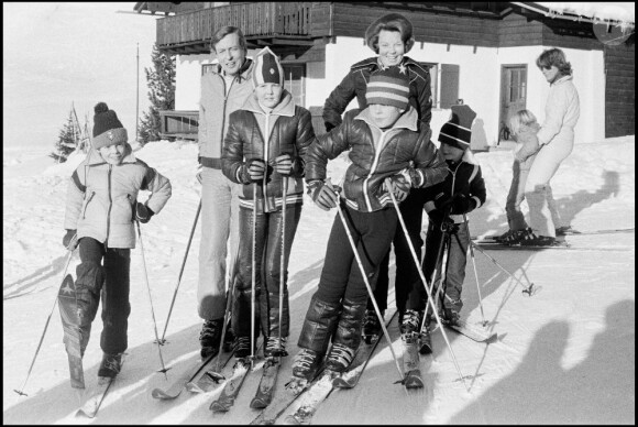 Beatrix et Claus des Pays-Bas au ski avec leurs fils à Lech, en Autriche, en 1979 ; 33 ans plus tard, Friso y sera pris dans une avalanche, tombera dans le coma. Il ne s'en réveillera pas. Fils cadet de la princesse Beatrix, le prince Friso est mort le 12 août 2013 à 44 ans à La Haye, un an et demi après avoir sombré dans le coma suite à un accident de ski survenu en Autriche le 17 février 2012.
