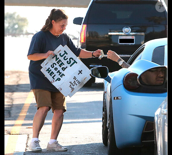 Justin Bieber donne un billet à une femme sans-abri.