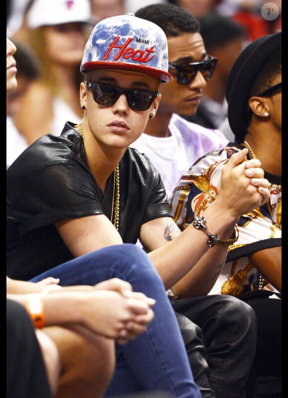 Justin Bieber assiste à un match de basket en juin 2013 à Miami.