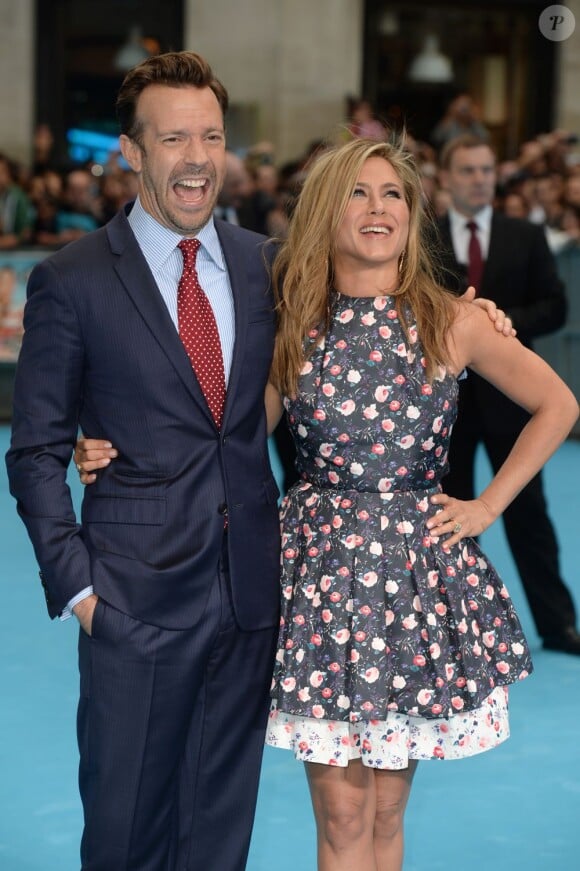 Jason Sudeikis et Jennifer Aniston heureux à la première européenne du film Les Miller, une famille en herbe, à l'Odeon West End Cinema, Londres, le 14 août 2013.