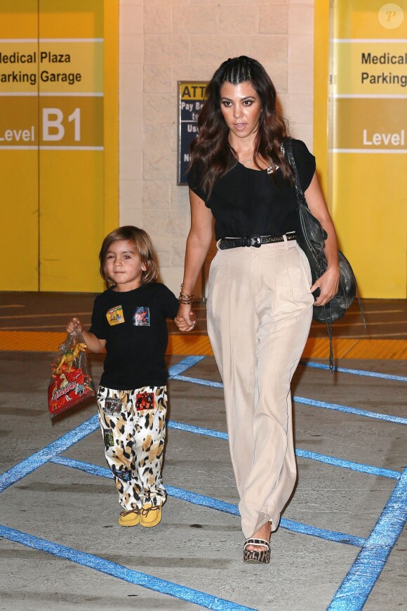 Kourtney Kardashian et son fils Mason se rendent au Ronald Reagan UCLA Medical Center à Los Angeles. Le 15 août 2013.