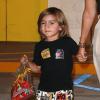 Mason, 3 ans, marche main dans la main avec sa mère Kourtney Kardashian à Los Angeles. Le 15 août 2013.