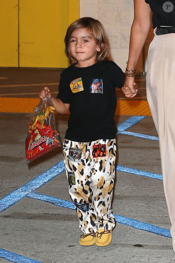 Mason, 3 ans, marche main dans la main avec sa mère Kourtney Kardashian à Los Angeles. Le 15 août 2013.