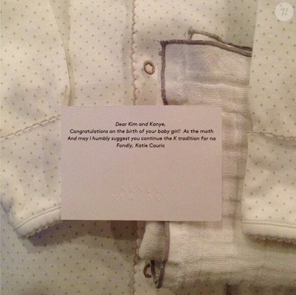 Le vendredi 16 août, Kim Kardashian a posté sur Instagram cette photo du cadeau reçu par la journaliste/animatrice télé Katie Couric, avec les hashtags "Je déteste les faux amis des médias" et "Puis-je vous suggérer de ne pas m'envoyer de cadeaux et de parler mal".