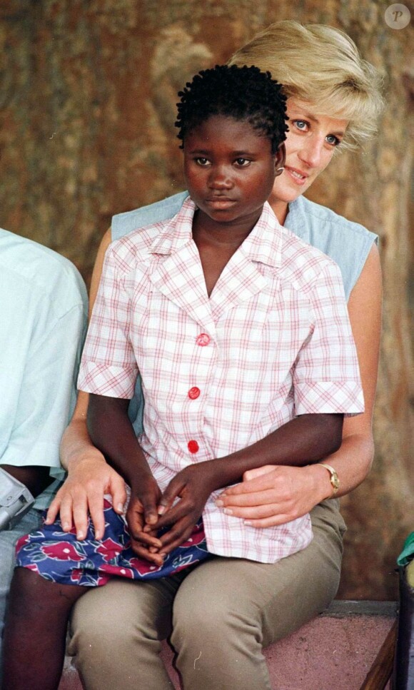 Lady Diana en janvier 1997 en Angola avec la jeune Sandra Tigica. Une jeune femme que le prince Harry rencontrera dix ans plus tard à Wembley, en juin 2007.
