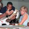La princesse Diana en Angola, se faisant expliquer le travail de déminage effectué par The HALO Trust, en janvier 1997.