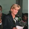 Lady Diana en Angola en janvier 1997, découvrant le travail de déminage de HALO et les actions de la Croix Rouge.