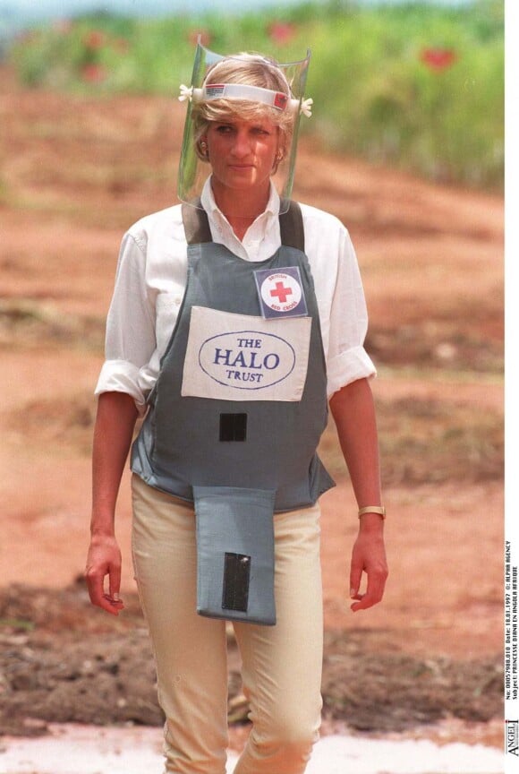 Lady Diana en Angola en janvier 1997, découvrant le travail de déminage de HALO et les actions de la Croix Rouge.